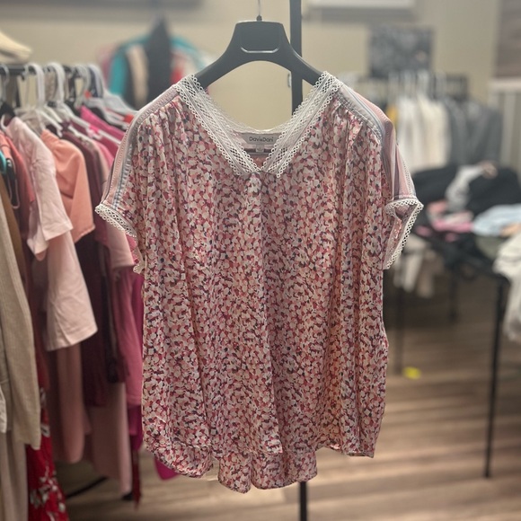 DAVI & DANI Tops - DAVI & DANI Pink Floral Blouse